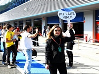 MotoGP VIP Village™ <br /> Motorrad-GP von Aragonien<br /> Pit-Lane Walk